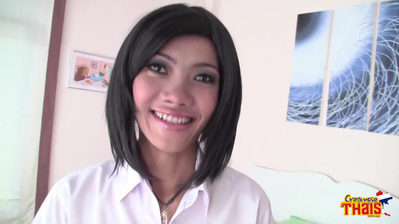 Creampie Thais: 无套操了她的秃头阴户
