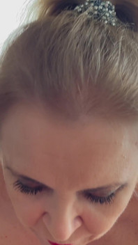 Dễ thương MILF dang rộng chân cho một con cặc trẻ