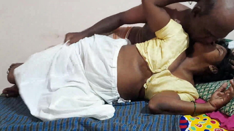 Desi palace: Desi Man uwodzi seksowną damę na hardcore jebanie