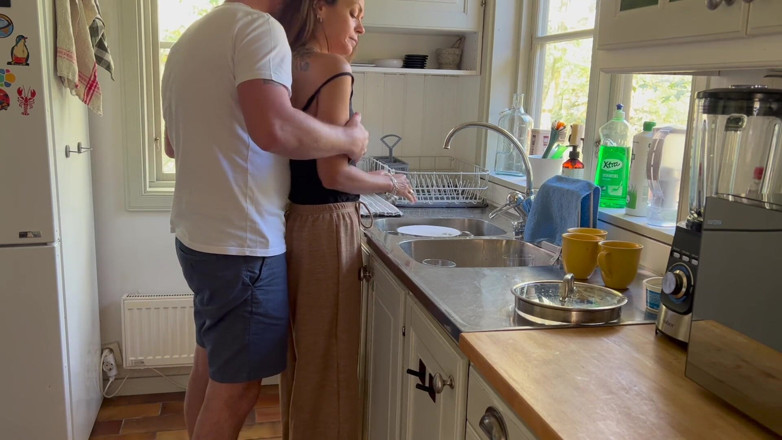 LoveAndRopes: Marido Fica Com Tesão Assistindo Esposa MILF Gostosa Lavando a...
