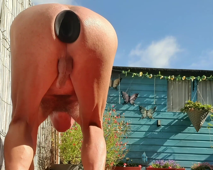MaleModel: Plug anal en el jardín
