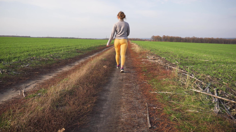 Teasecombo 4K: Mujeres caminando al aire libre en pantalones ajustados de yoga