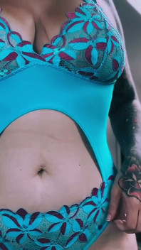 Model Alt Curvy berbulu Mencuba Pakaian Dalam
