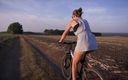 Teasecombo 4K: 在户外骑自行车和在迷你裙中露出屁股