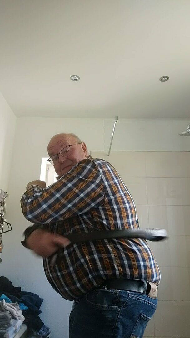 Karlchengeil: Солодка порка - одяг підперезаний і з голими цицьками