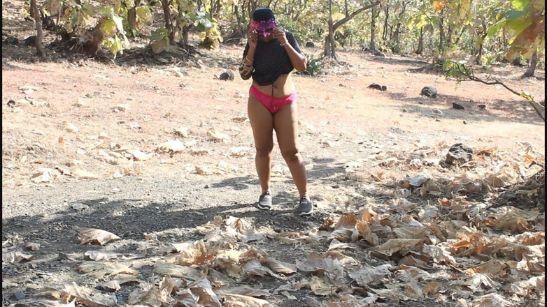 Indian Bhabhi: L'audace fantasia esibizionista nella foresta di desi Bhabhi