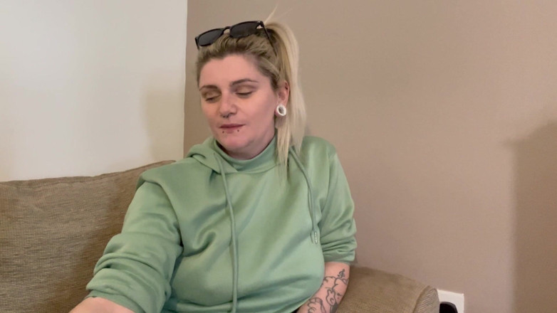 EeveeXo: Hockey Step-mom Gets Bloated and Fucks Her Step-sons Best Friend