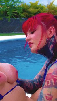Stříkající Párty U Bazénu Se Sabien Demonia