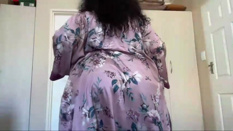 Legendary Booty Overdose: SSBBW MILF Striptease