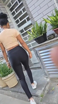Spor salonundan ayrılıyorum ve kaltağımın ağzına işiyorum ve sonra boğazını sikiyorum