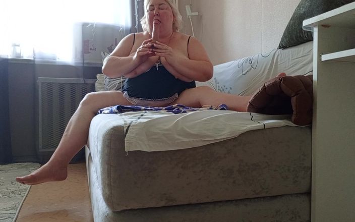 Zona901: Onverzadigbare vriendin masturbeert haar grote poesje met haar seksspeeltjes