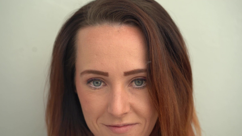Alicia Robertz: 極接近で青い目の赤毛の喫煙者