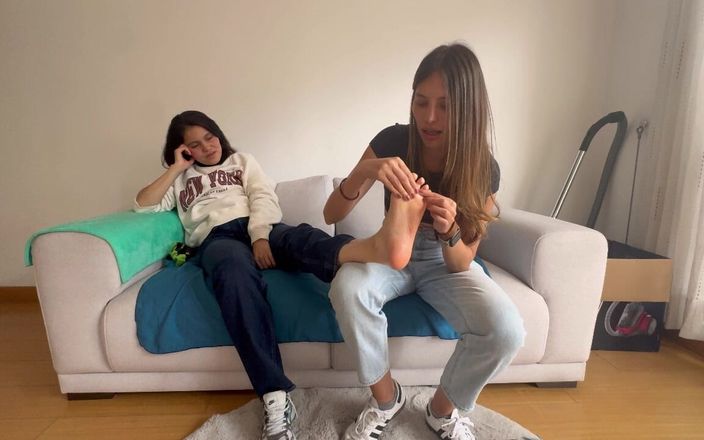 scarlettandc: Mi novia me muestra su fetiche oliendo y masajeando mis...