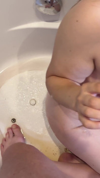 Tự đi tiểu và rửa răng bằng tinh dịch và đi tiểu