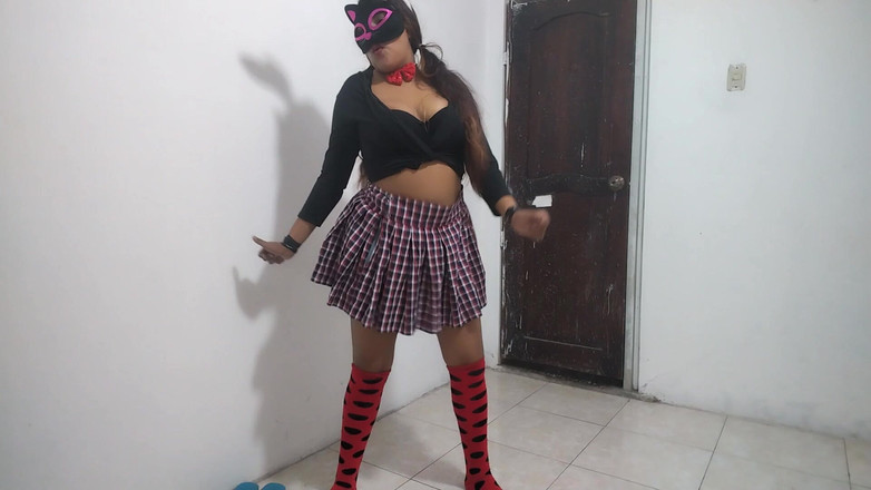 NEGRITA SEXY: Prsatá studentka tančí sexy v jejím bytě 18letá brunetka