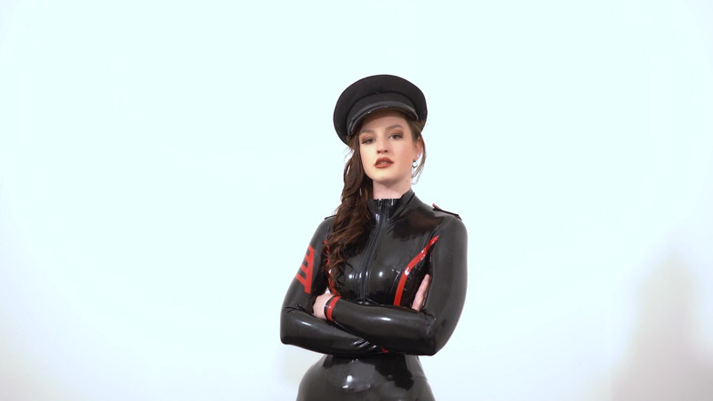 Vivienne l'Amour: Vivienne l'amour - joi cewek dominan militer dengan baju lateks