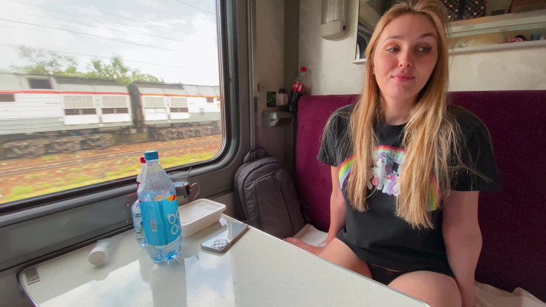 Alina Rai: Medereiziger geneukt in de trein ... -Heb je een echtgenoot? Ja! God...