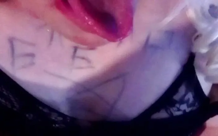 Push ego trip: Solo body art masturbation