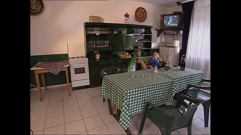 Deutschland porn: Gadis remaja hot rambut pirang dientot di dapur