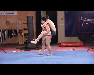 European Lift and Carry Club: Samantha Sunny i brottningslek med sin pojke