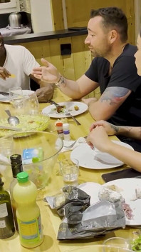 Han har sex med Mailyne och Lola Bellucci