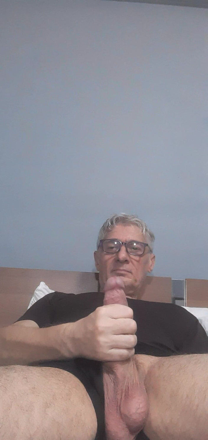 Big uncut hard cock: 大鸡巴自慰
