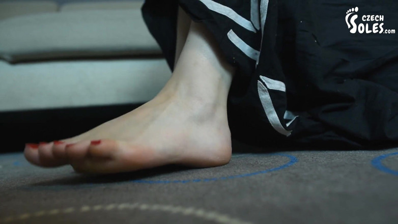 Czech Soles - foot fetish content: Подруга показывает свои босые ступни и красные ногти на ногах