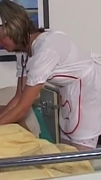 O asistentă matură sexy nesătăcită ia la prelucrat fiecare centimetru și ejaculare facială