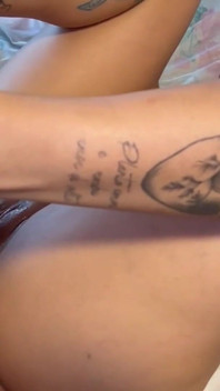 Soțul cuckold sună un prieten să-i fută fundul soției și participă la a treia farsă, luându-i sperma la final