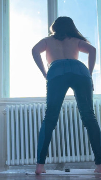 Aleya natt haar spijkerbroek