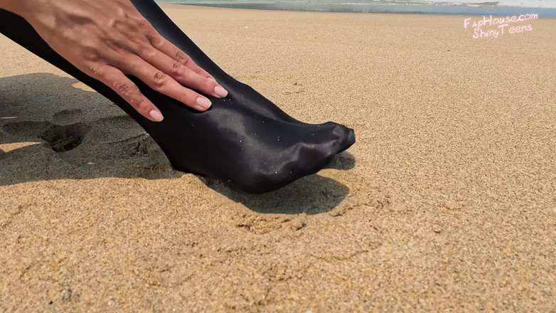 Shiny teens: 863 Calze nere lucide sulla spiaggia