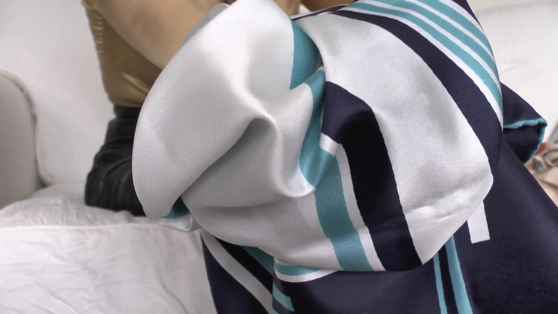 Lady Victoria Valente: na hedvábném šátku nevlastní matky, lady Victoria Valente