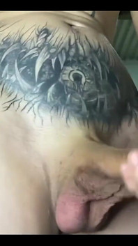 Flaco chico tatuado corre cargas que me corro tanto. Saca tanta leche que no me queda nada. Feliz Halloween