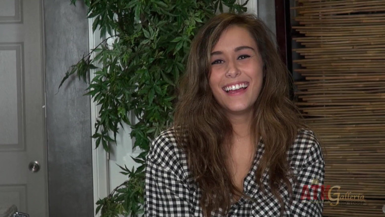 ATKIngdom Fans: Première interview pour la jolie jeune brune Anastasia Black
