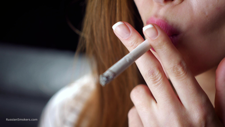 Russian Smokers: 柔らかなロシアンビューティー、タバコを吸う落ち着いた瞬間