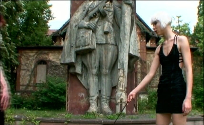 Absolute BDSM films - The original: Sexy blondýnka ponižující kundičku, štípání zadku, bičování v otroctví