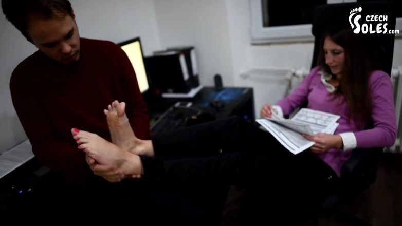 Czech Soles - foot fetish content: I piedi grandi e sudati del capo