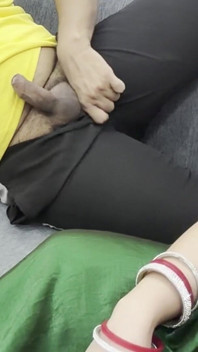 Moje sexy tetička mi dává dobré kouření, abych se nenudila ..