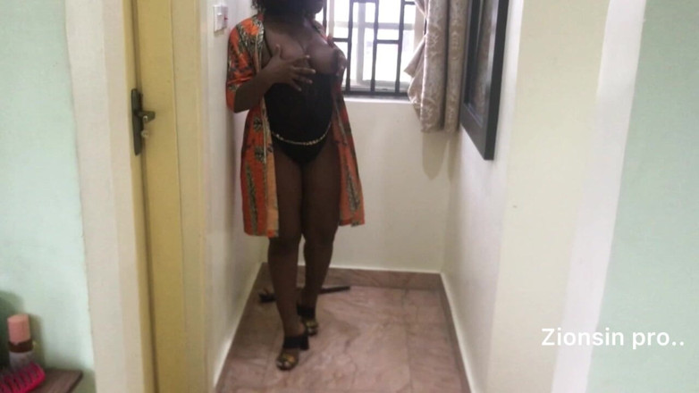 Zion: Une Grosse Salope Africaine Noire Fait Un Strip-tease En Robe...
