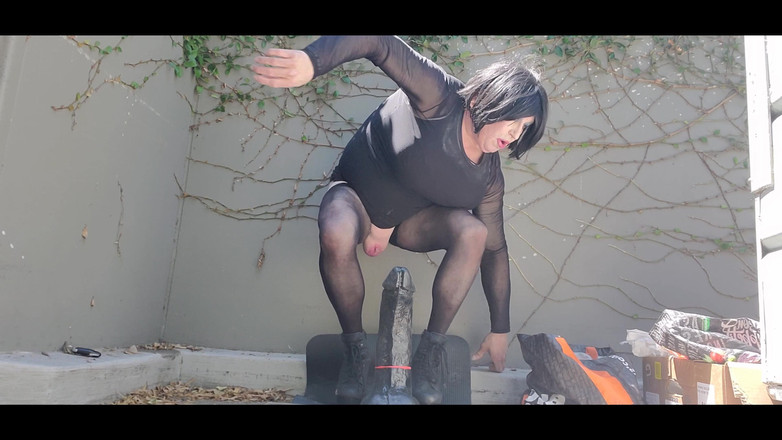Ass destruction of a hetero sissy slut: 户外垃圾箱荡妇