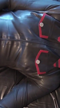 Látex Danielle masturbándose en catsuit del ejército