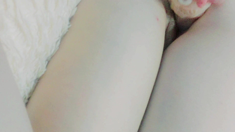 Nicolette69w: MILF Plays with Pussy