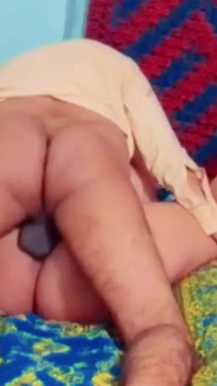 Eu comecei a colocar meu pau na bunda dela em estilo cachorrinho, mas ela não me deixou colocá-lo dentro