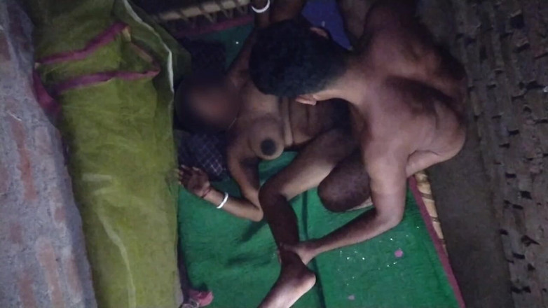 Pumi: कठिन चुदाई गांव के साथ देसी सौतेली बहन