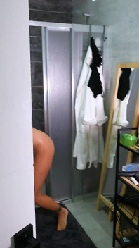 Seksi esmer ghomestory boşalmanı alıyor