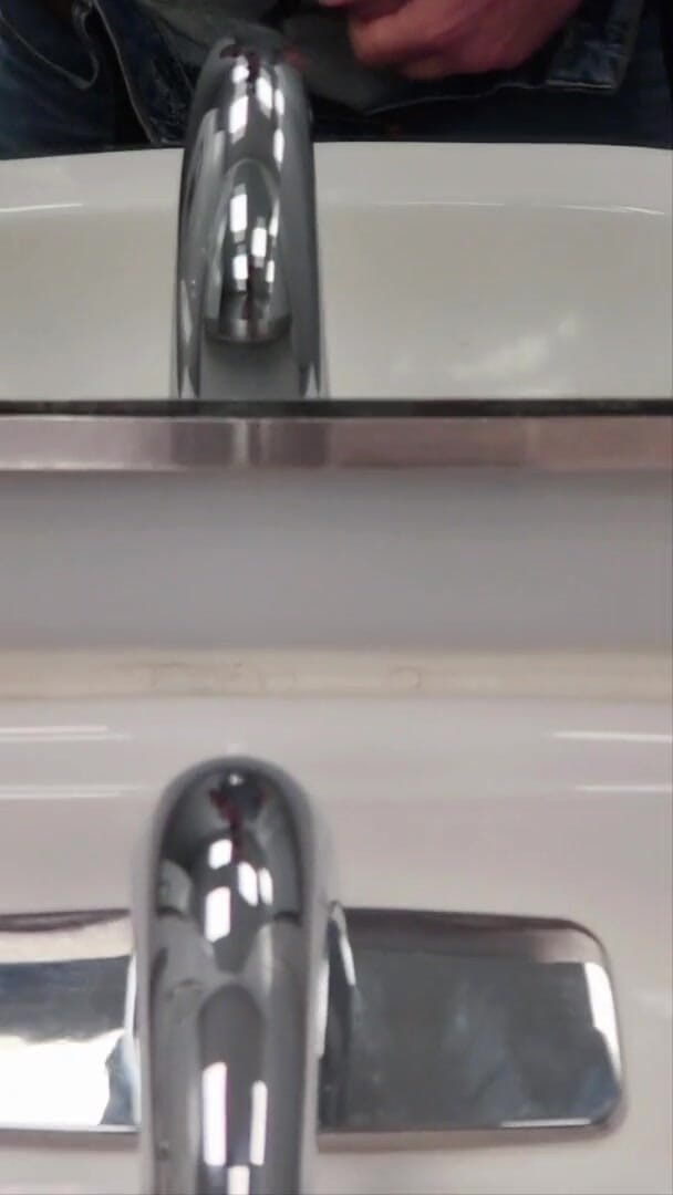 Ballbuster boi: Mladý Self Ball Buster honí své koule ve walmartské koupelně