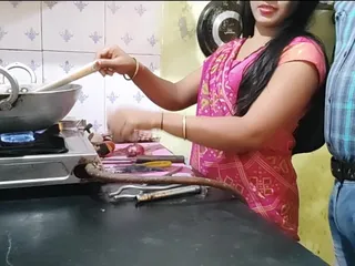 인도 시누이는 형부가 와서 떠날 때 부엌에서 음식을 요리하고 있었습니다.