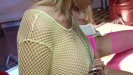 Hot Sex Party: Sepasang blonde jalang yang cantik dikongkek oleh lelaki yang sama