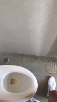 Přistižena na veřejné toaletě
