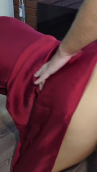 Une belle-mère tombe accidentellement sur une bite 4k